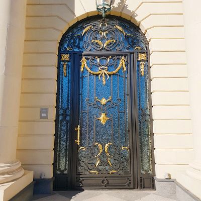 Кованая дверь с латунными элементами