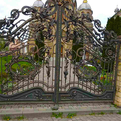 Ворота и забор с коваными листьями